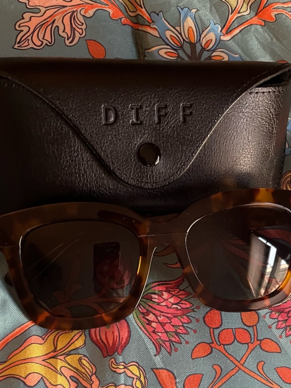 DIFF Tortoiseshell Sunglasses with Case - Brown Tortoise

Carson style of DIFF